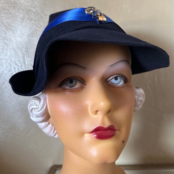 CLASSIC 1930s' NAVY CLOCHE WITH ROYAL BLUE BAND/BOW + JEWEL BROOCH - Picture 12 of 15
